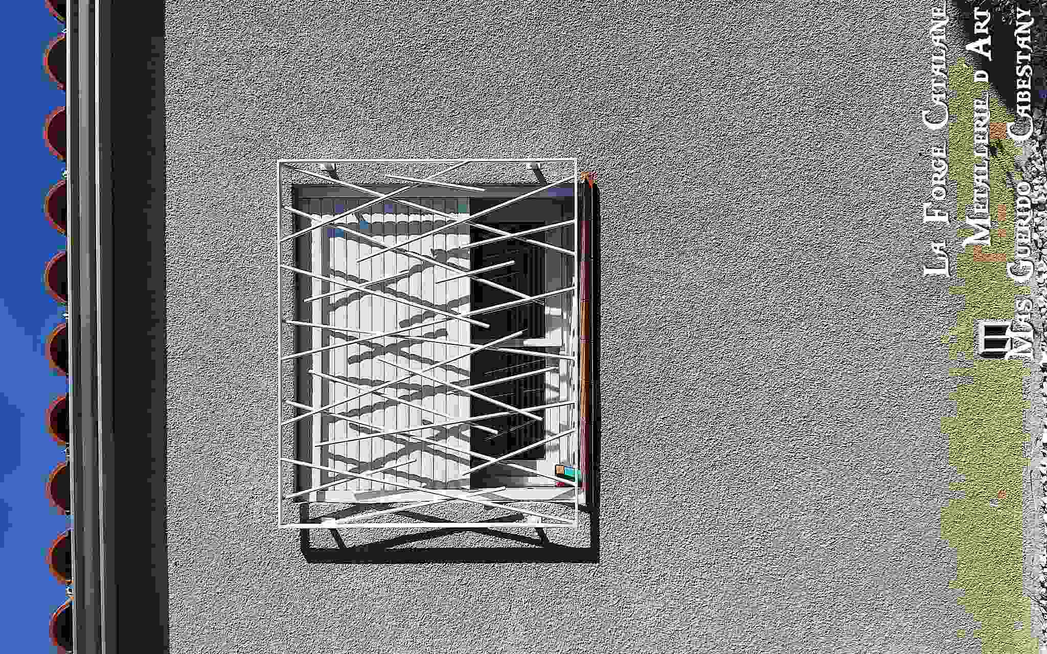 grille de protection remplissage barreaudages entremeles rond thermolaquage blanc forge catalane.jpg